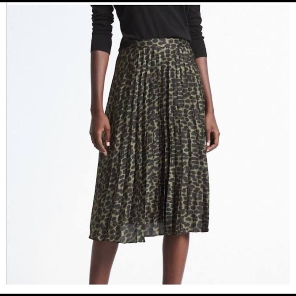 Banana Republic 12 Olive Leopard Pleated Skirt
